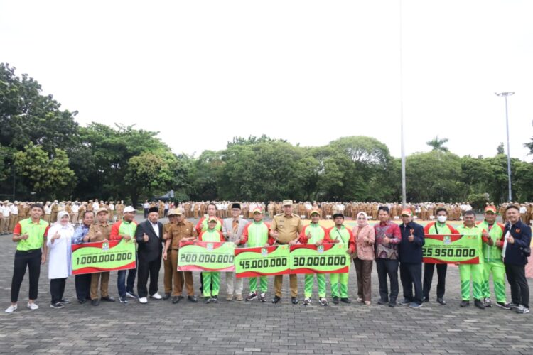 Pemkot Bekasi Serahkan Bonus kepada Kontingen Kota Bekasi Pada PORPROV Jabar XIV Tahun 2022