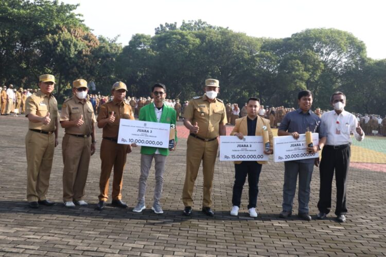 Simbolis Penyerahan Alat Rekam Cetak Adminduk dan Penyerahan Lomba Teknologi Tepat Guna