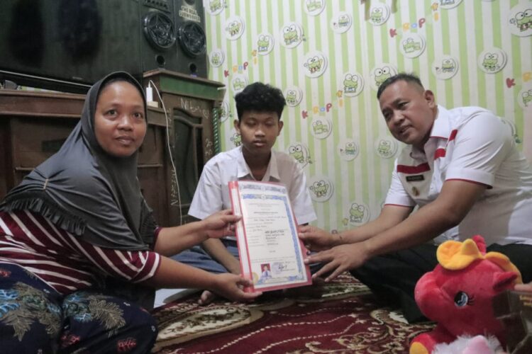 Tertunda Pengambilannya Selama 3 Tahun, Plt. Wali Kota Serahkan Ijazah Siswa di Pondokgede