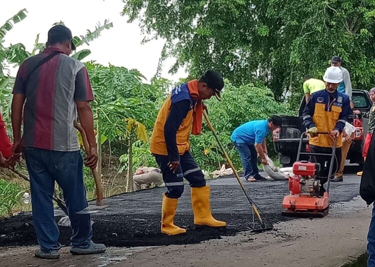 Pemeliharaan Jalan, Dinas SDABMBK Perbaiki Tiga Titik Jalan di Sukakarya