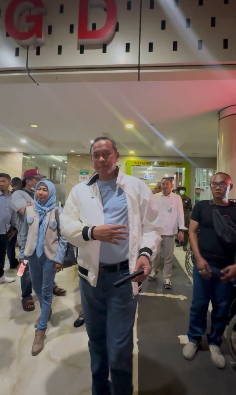Usai Tinjau Lokasi, Wali Kota Bekasi Jenguk Korban Kecelakaan Kereta di RSUD Kota Bekasi