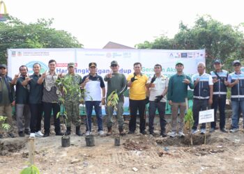 Hari Lingkungan Hidup 2026, DLH Bekasi dan Pelaku Usaha Hijaukan Bantaran Sukatani