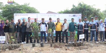 Hari Lingkungan Hidup 2026, DLH Bekasi dan Pelaku Usaha Hijaukan Bantaran Sukatani